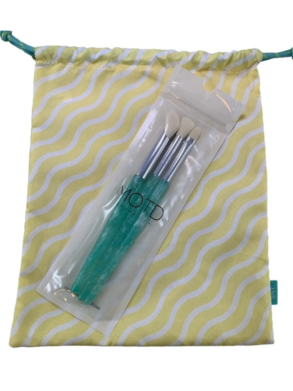 MOTD Cosmetics Makeup Brush 3-Piece Set Aqua Handles BONUS Yellow Wave Pouch